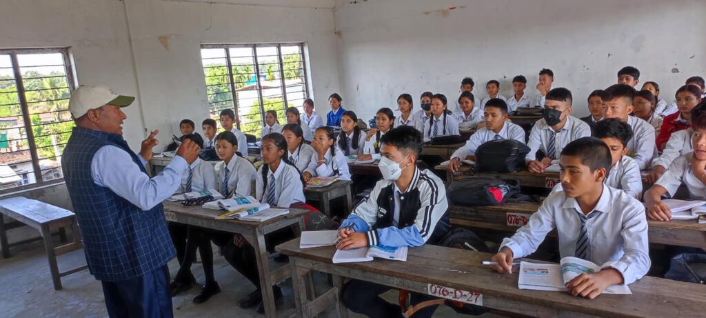 शिक्षक वैदेशिक रोजगारीमा, विद्यालयका अध्यक्षले पढाउदै