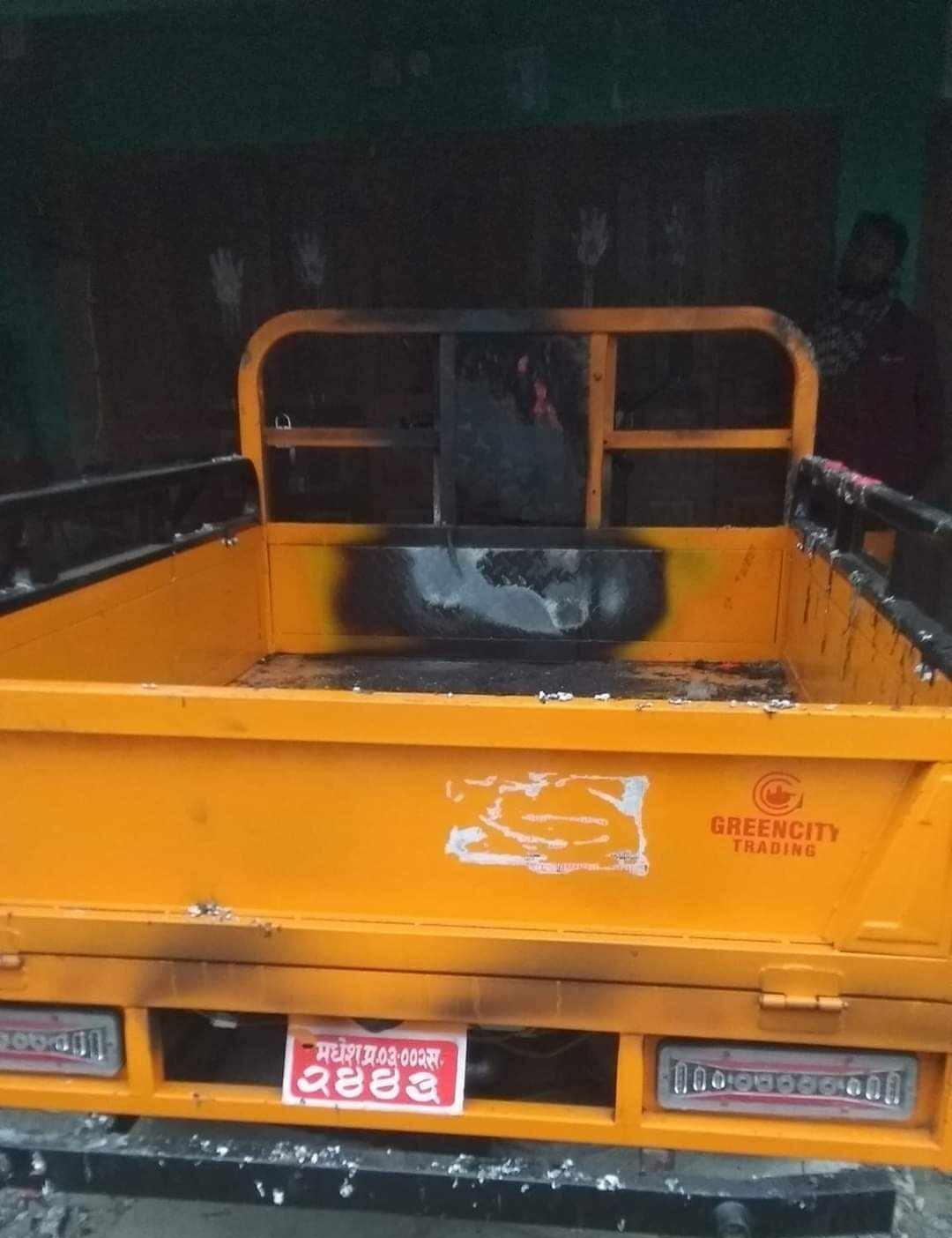 अज्ञात समूहद्वारा गाडीमा आगजनी