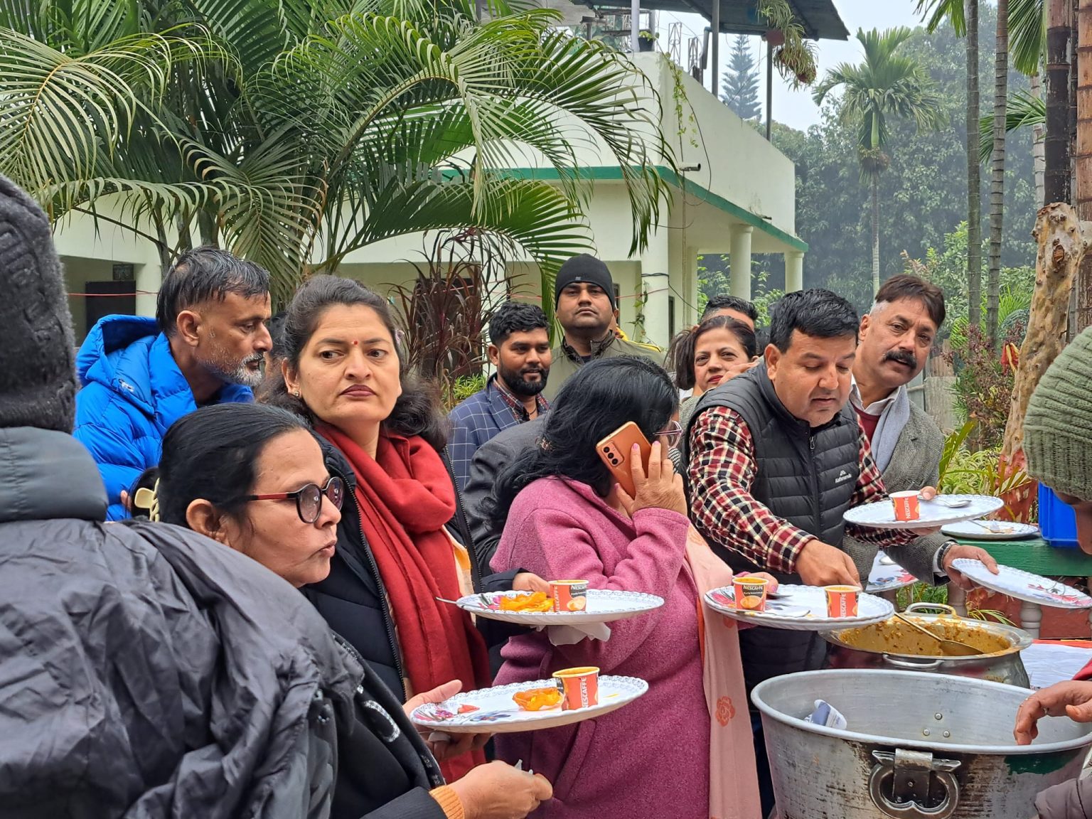 राष्ट्रियसभा निर्वाचनको पूर्वसन्ध्यामा मतदातालाई कोइराला निवासमा जेरी-पुरीको भोज
