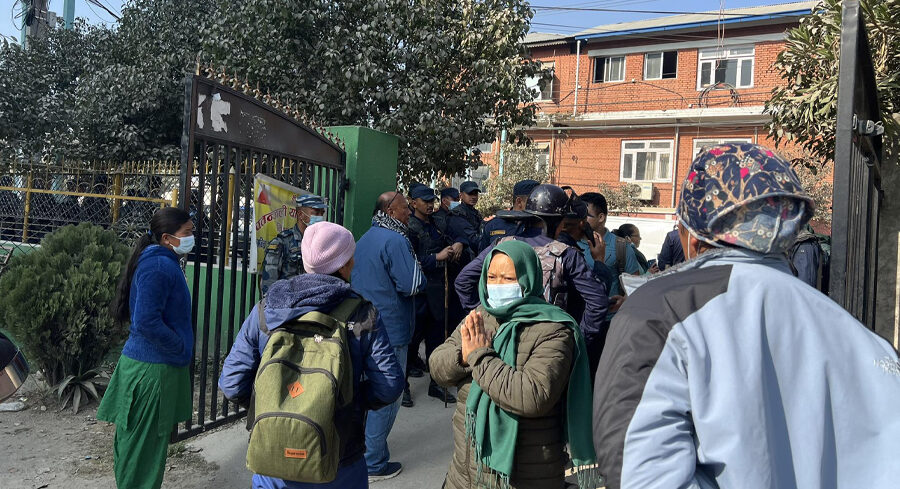 बमजनका अनुयायीलाई सीआईबी कार्यालय नजिकबाट प्रहरीले हटायो