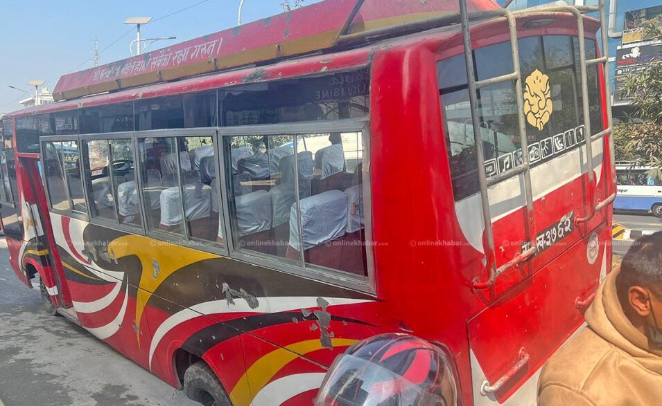 बानेश्वरमा भासिएको बस निकाल्न मगाइयो क्रेन