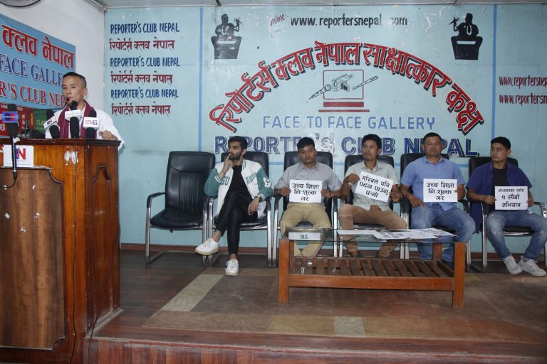 पाईलट पढ्न तीनै तहको सरकारबाट सहयोग नपाएपछि दोलखाका दिपेन्द्रले सुरु गरे ‘एक रूपैयाँ संकलन’ अभियान