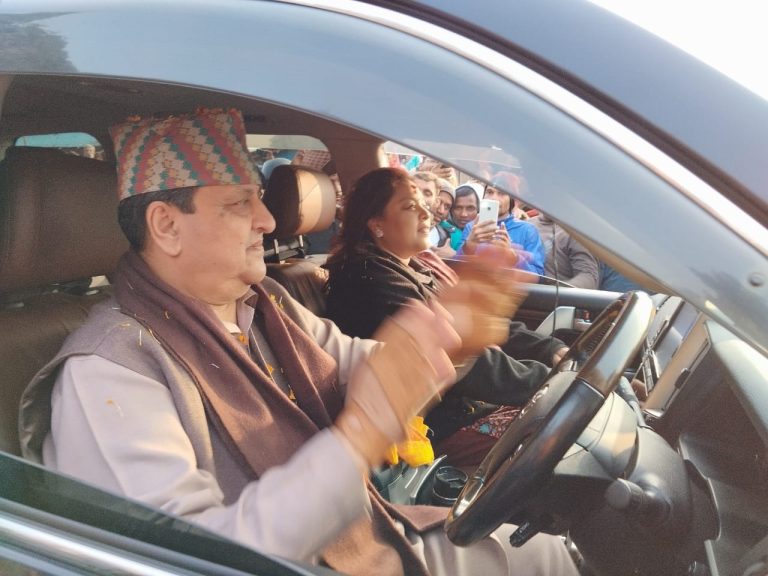 पूर्वराजा शाह झापाबाट हेलिकप्टरमा काठमाडौँ आउँदै