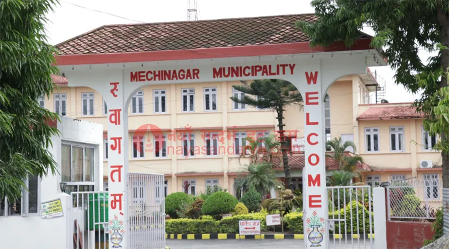 ठेकेदारले प्रमुख प्रशासकीय अधिकृतलाई धम्क्याएपछि मेचीनगरमा तनाव
