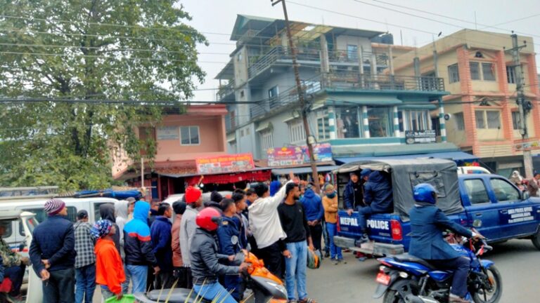 बिर्तामोडमा ग्याङ फाइट, खुकुरीसहित ४ युवा पक्राउ