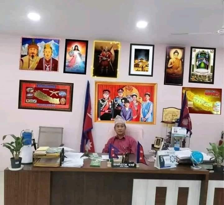 कार्यालयमा प्रधानमन्त्री र राष्ट्रपतिको फोटो नराख्ने धरानका मेयर हर्क साम्पाङ्को अडान