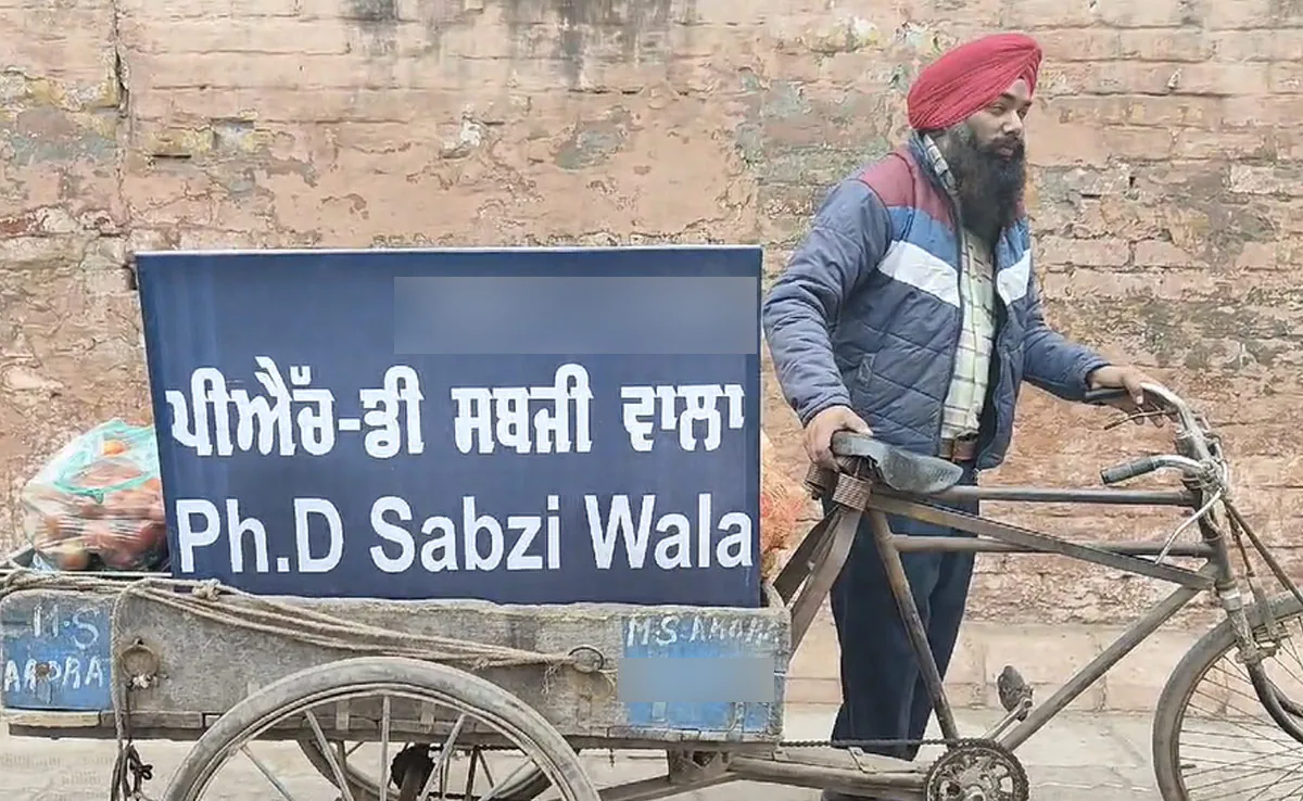 चार विषयमा मास्टर्स, कानुनमा पिएचडी गरेका प्रोफेसर ठेलामा तरकारी बेच्दै