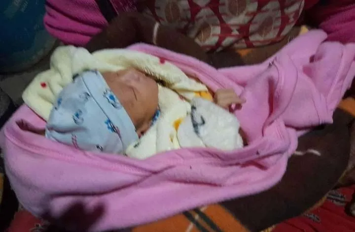 जंगलको ओढारमा एक शिशु फेला
