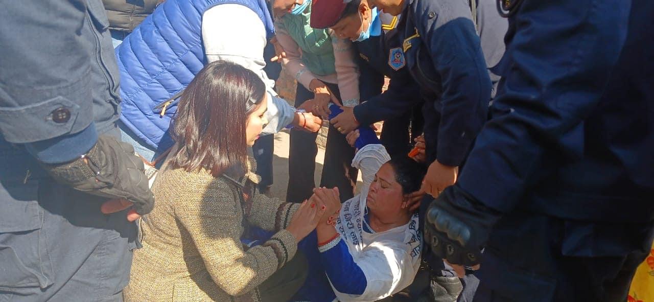आत्मदाह प्रयास गरेकी न्यायाधीश पत्नी आरतीको वीर अस्पतालमा उपचार हुँदै