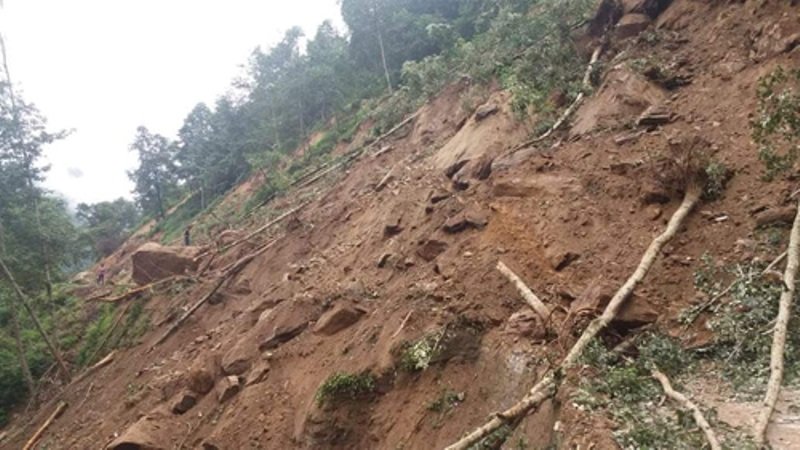 सुख्खा पहिरोमा पुरिएर दोलखामा एक जनाको मृत्यु, दुई जना घाइते