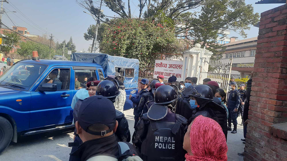 फेरि सर्वोच्च पुगेकी न्यायाधीश गिरीकी पत्नी आरती पक्राउ