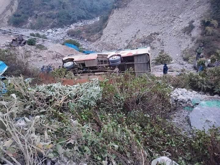 एकाबिहानै दार्चुलामा बस दुर्घटना, घाइतेको संख्या १६ पुग्यो