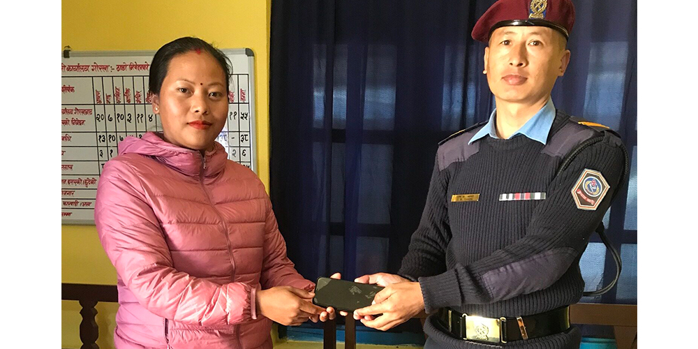 हराएको मोबाईल फेला परेपछी प्रहरीले धनीलाई बुझायो