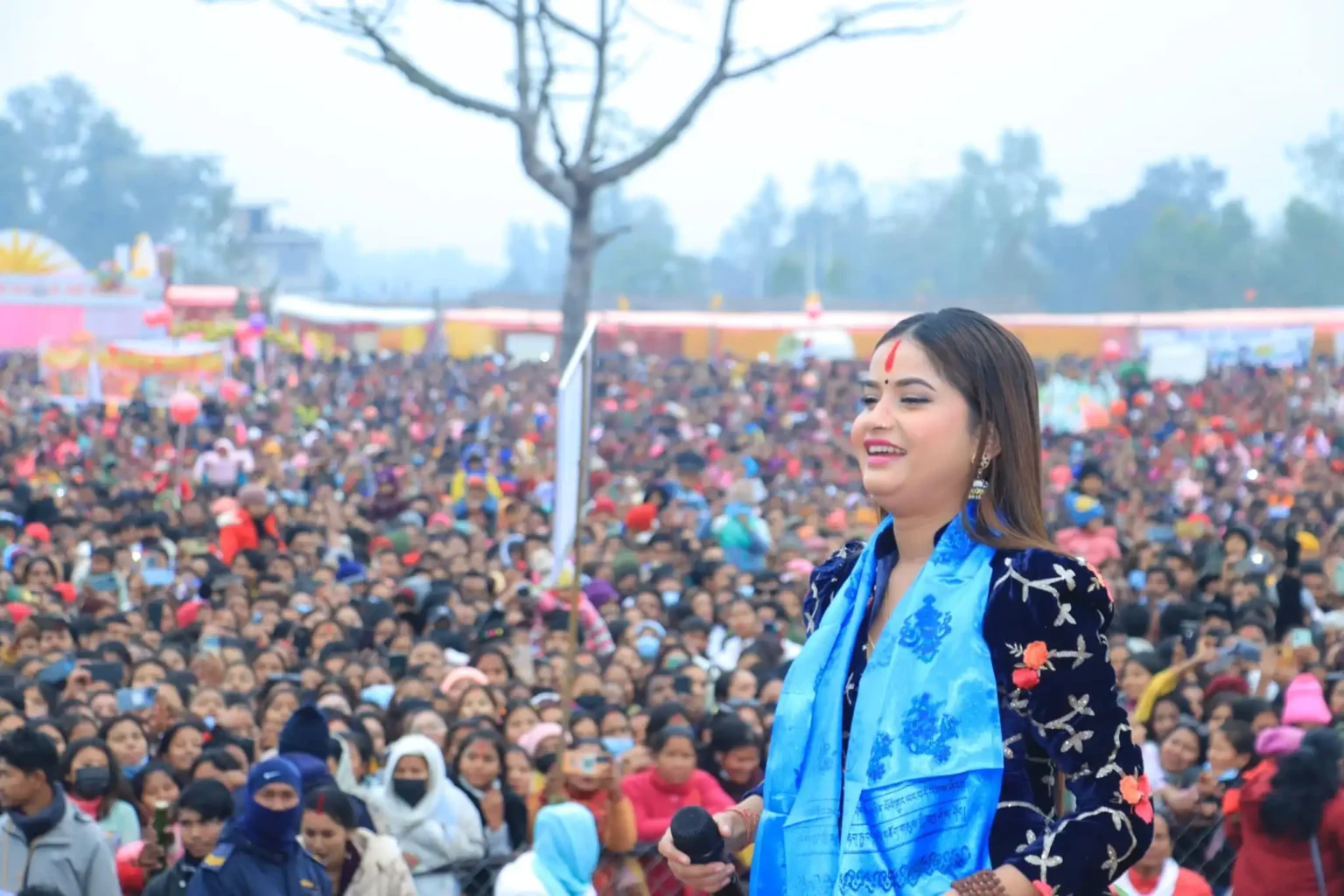 एलिनालाई स्वयमसेवकले फोटो खिच्ने बहानामा अंगालो मार्न खोजेपछि