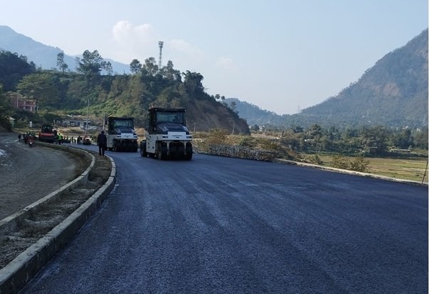 मुग्लिन पोखरा सडक : पश्चिम खण्डमा अस्फाल्ट प्रविधिबाट कालोपत्र सुरु