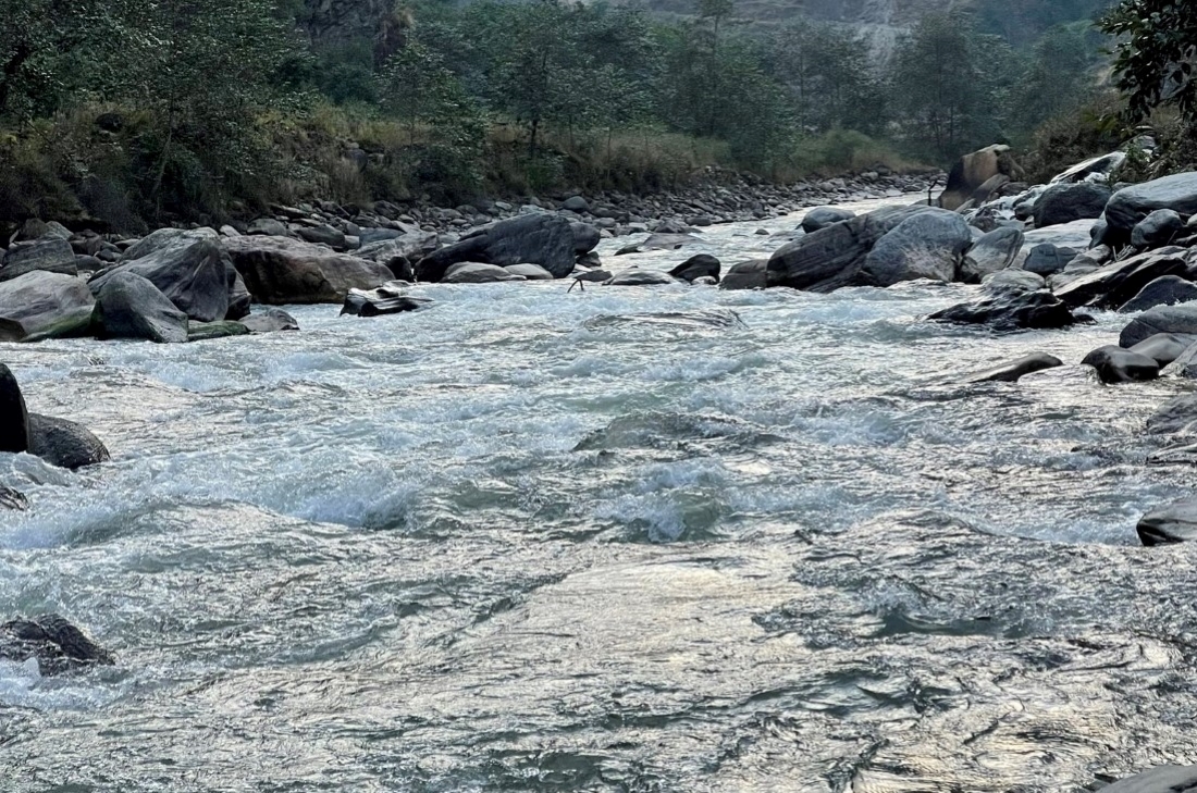 जलाउँदै गरेको शव खोलाले बगायो, मलामी सकुशल