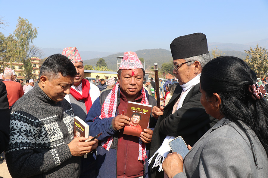 मतदानस्थल बाहिर पुस्तक बेच्दै महावीर पुन