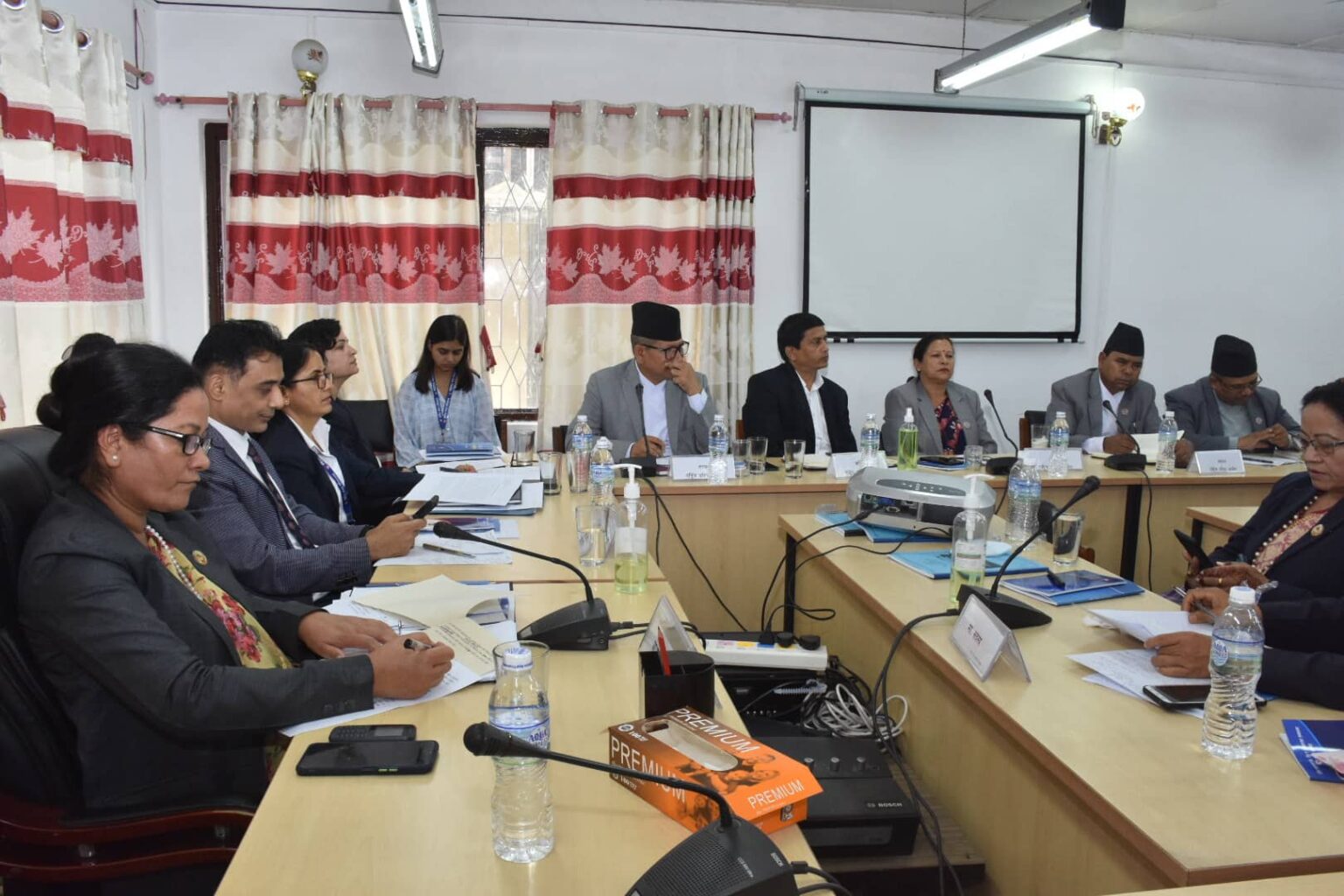 एकै समयमा दुई वटा संसदीय समितिको बैठक बस्दै