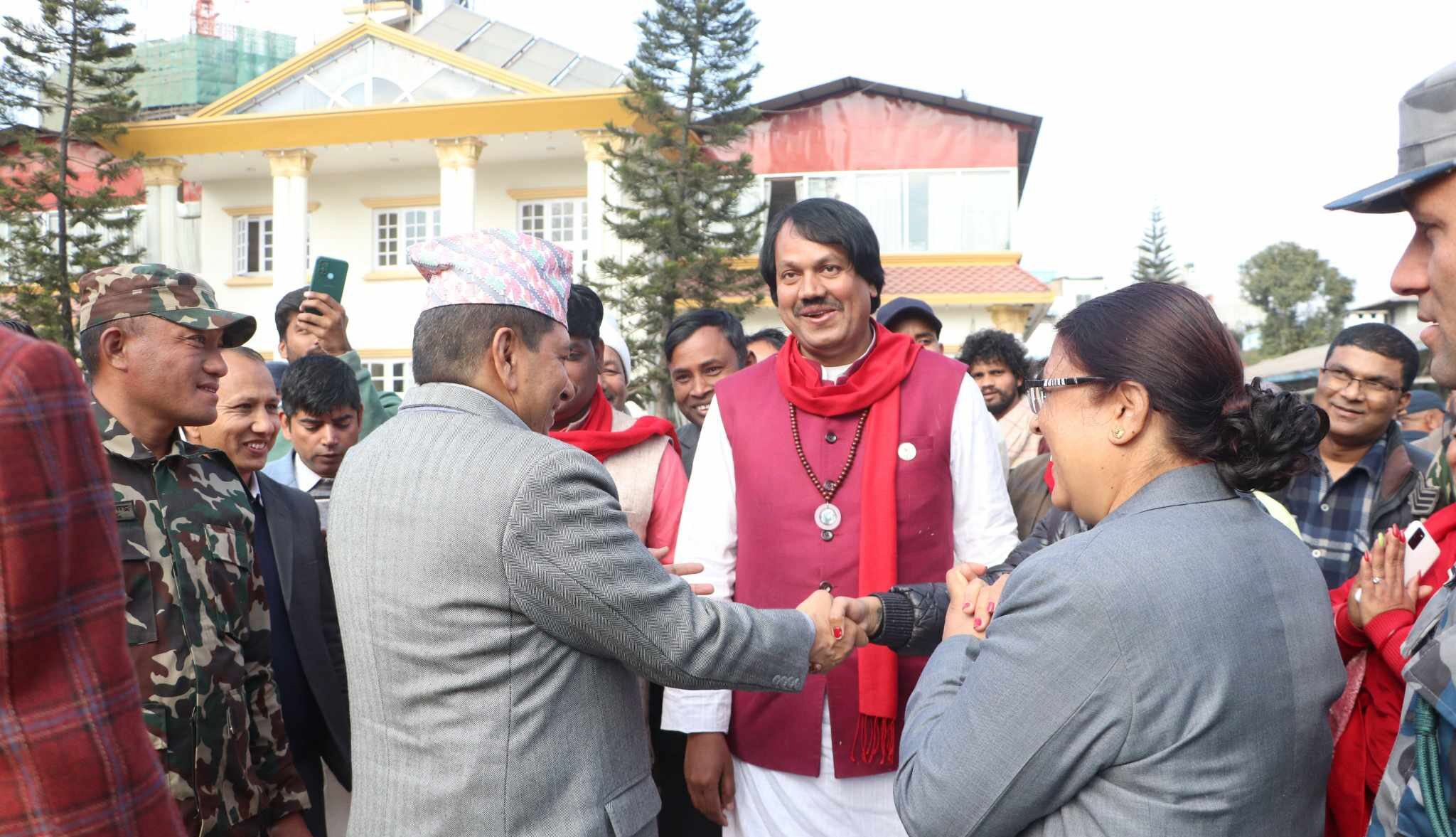 जनमत पार्टीका नेता–कार्यकर्ता छुटाउन आफै पुगे गृहमन्त्री श्रेष्ठ