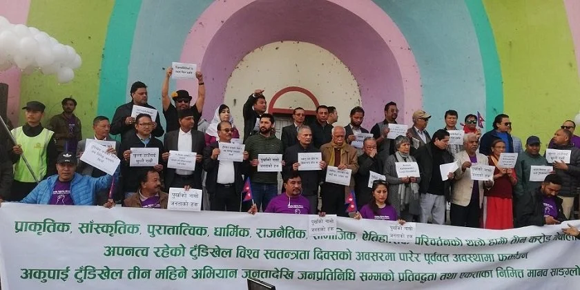 बाबुराम र रविले एकै ठाउँमा उभिएर भने – खुलामञ्च खुला रहन देऊ