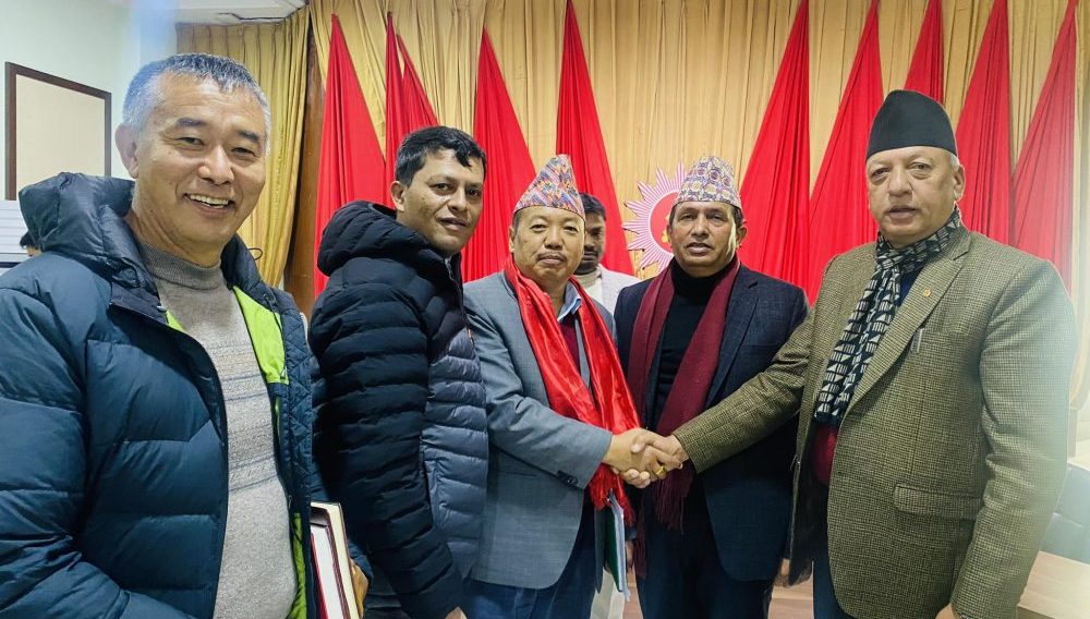एमालेको संकल्प यात्रामा सहयोग गरेबापत प्रेस चौतारीले गर्‍यो उद्योग व्यवसाय महासंघका अध्यक्ष लिम्बुलाई सम्मान
