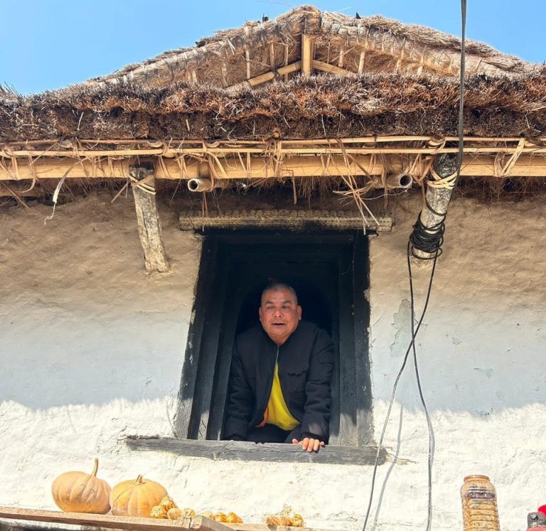 केपी ओली हजुरबुवाको जन्मघरमा पुगे दुर्गा प्रसाईं