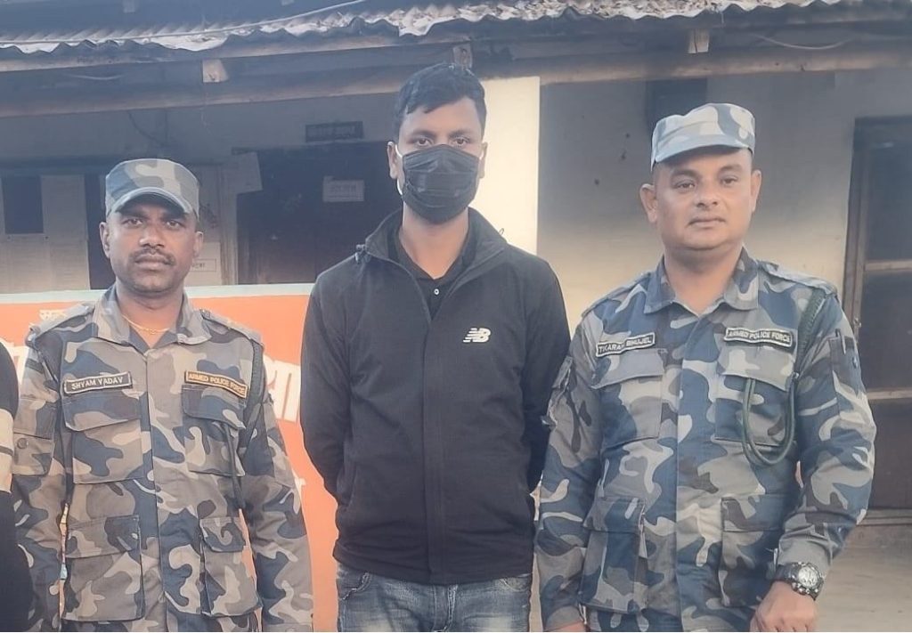 २१ लाख ५७ हजारसहित सुनसरीमा एक जना पक्राउ