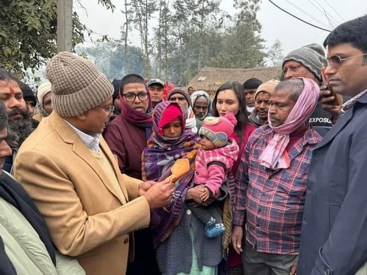प्रहरीको गोली लागेर मृत्यु भएका बिनको परिवारलाई मधेशका भौतिक पूर्वाधारमन्त्री यादवले गरे १ लाख २५ हजार सहयोग