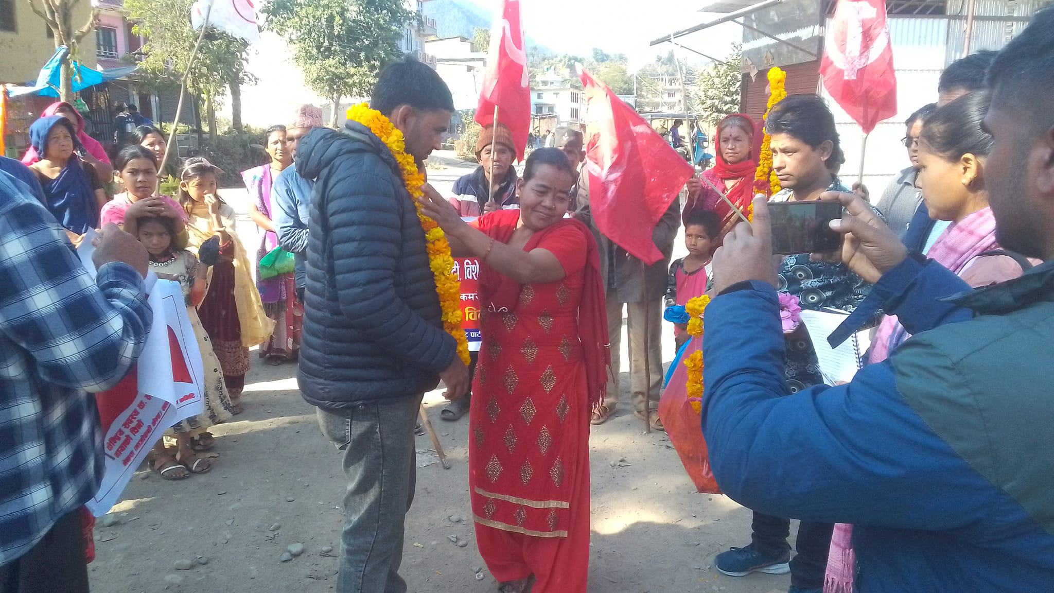 रूपान्तरण अभियानमा खटिएका माओवादी नेतालाई हँसिया-हथौंडा उपहार