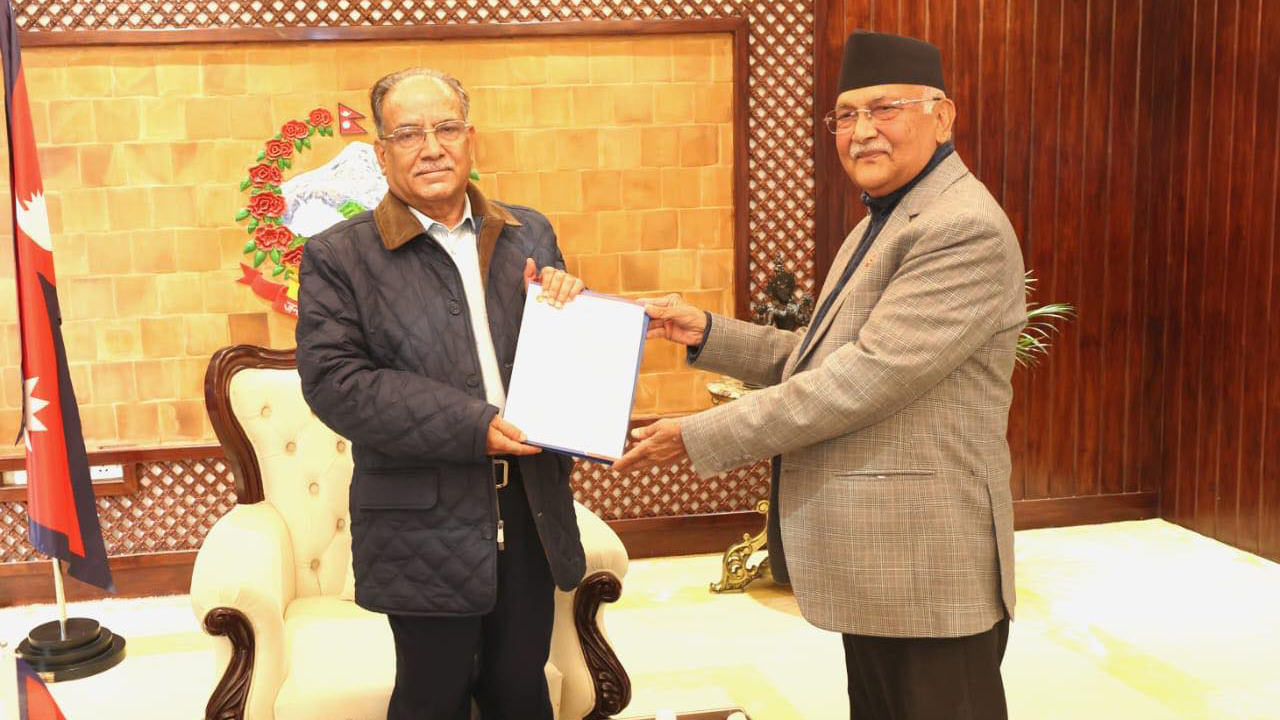 मध्यपहाडका समस्याबारे प्रधानमन्त्री प्रचण्डलाई एमालेले बुझायो ज्ञापन पत्र