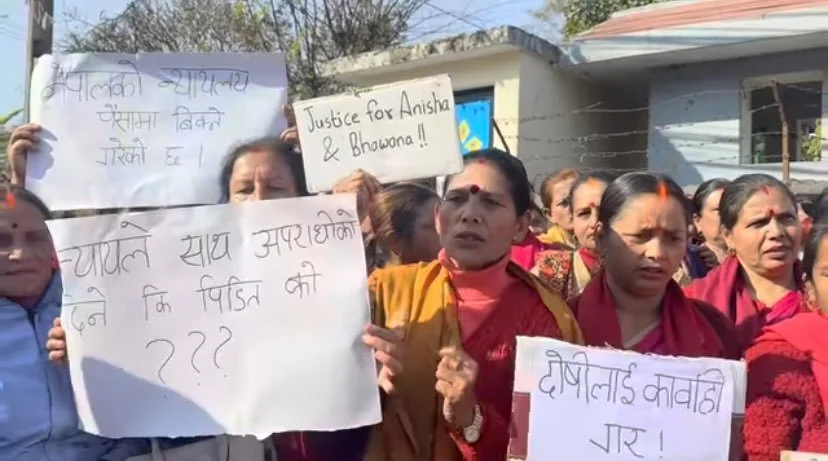 कार दुर्घटनामा दुई युवतीको ज्यान गएपछि चालकलाई कारबाही गर्न  आफन्तको प्रदर्शन