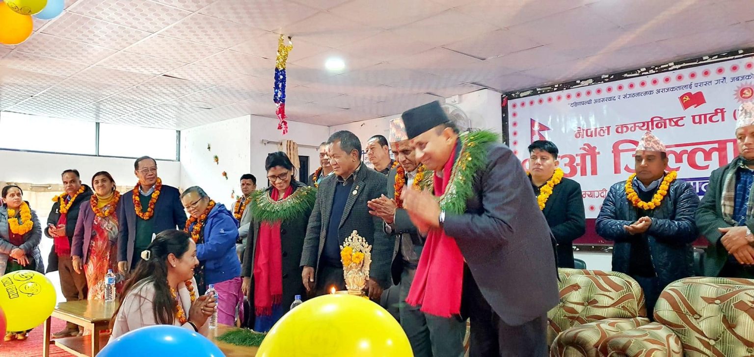 प्रचण्डले सत्ता जोगाउन विदेशीसामु घुँडा टेकेको एमालेको आरोप