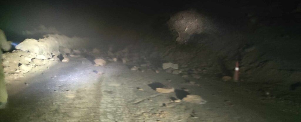 पहिरोको कारण पृथ्वी राजमार्ग अवरुद्ध