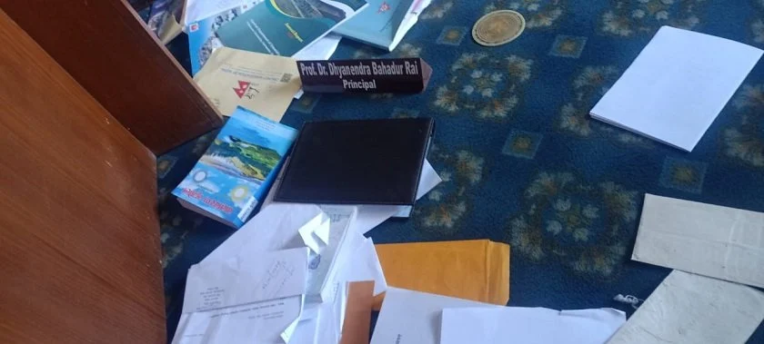 विद्यार्थीद्वारा त्रिवि प्रिन्सिपल कार्यालयमा तोडफोड