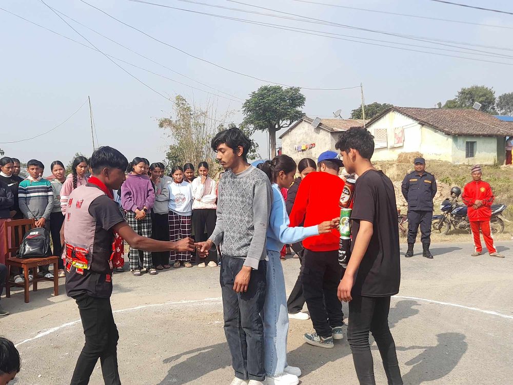 विद्यार्थी रक्सी बोकेर कक्षामै गएपछि…