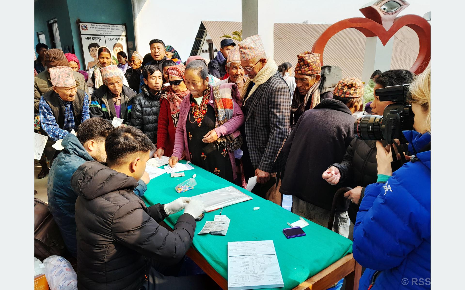 गृहजिल्लामा आँखाका बिरामीको शल्यक्रिया गर्दै डा रुइत
