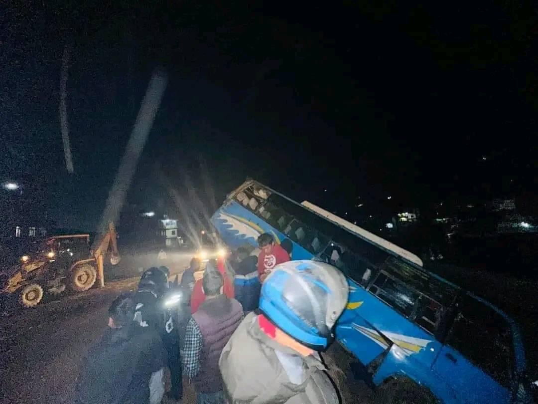 बनेपामा बस दुर्घटना हुँदा पाँचजना सामान्य घाइते, चालक फरार