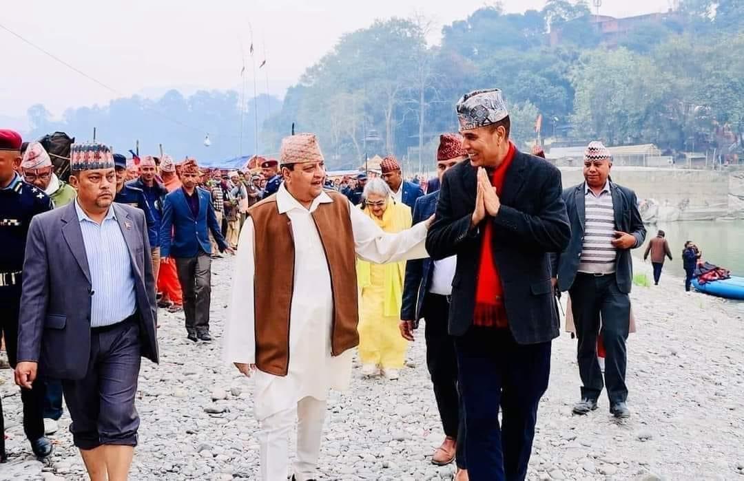 पत्नी र नातिनीसहित देवघाट पुगे पूर्वराजा