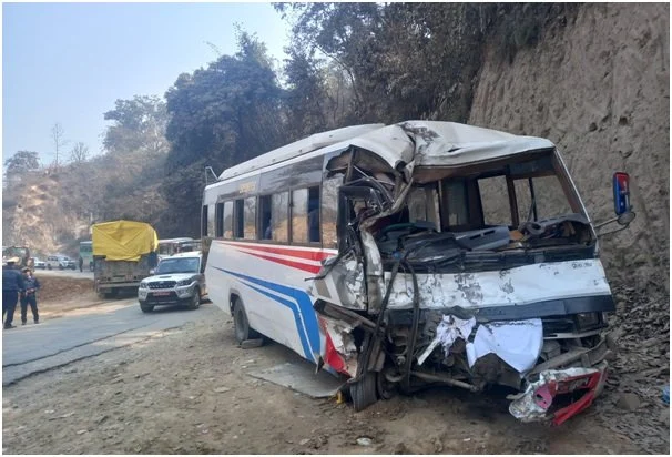 काठमाडौँबाट तीर्थयात्री बोकेर चितवनतर्फ गइरहेको  बस र ट्रक ठोक्किँदा २० जनाभन्दा बढी घाइते, तीन गम्भीर