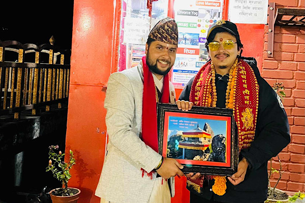 पल शाहलाई ज्योतिष भट्टराईले दिए मालिका मन्दिरको तस्वीर उपहार