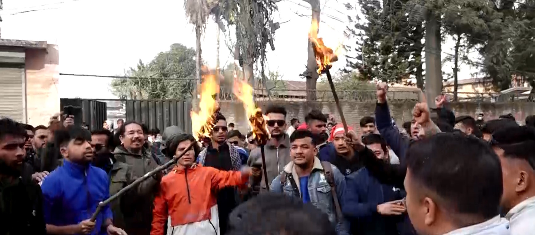 गठबन्धनका विद्यार्थी संगठनले कुटपिट गरेको भन्दै अनेरास्ववियुले निकाल्याे मसाल जुलुस