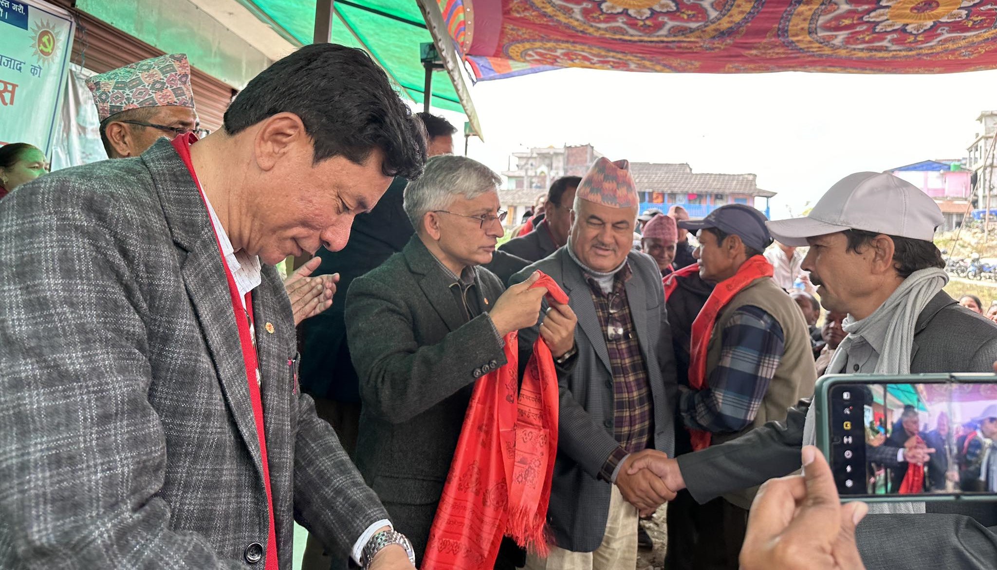 सिन्धुलीमा मोहनविक्रम सिंह नेतृत्वकाे मसाल र माेहन वैद्य नेतृत्वको माओवादी पार्टी एमालेमा समाहित