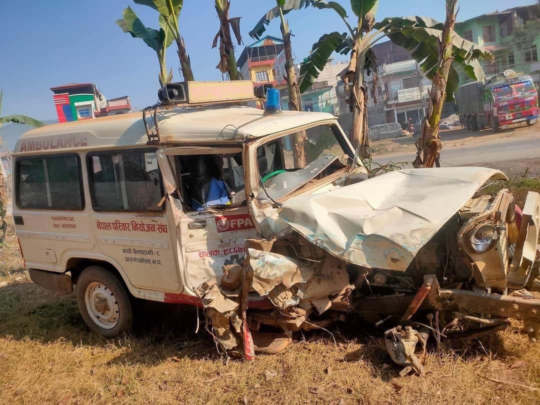 बिरामी बोकेको अरुण खोलाको एम्बुलेन्स दुर्घटना