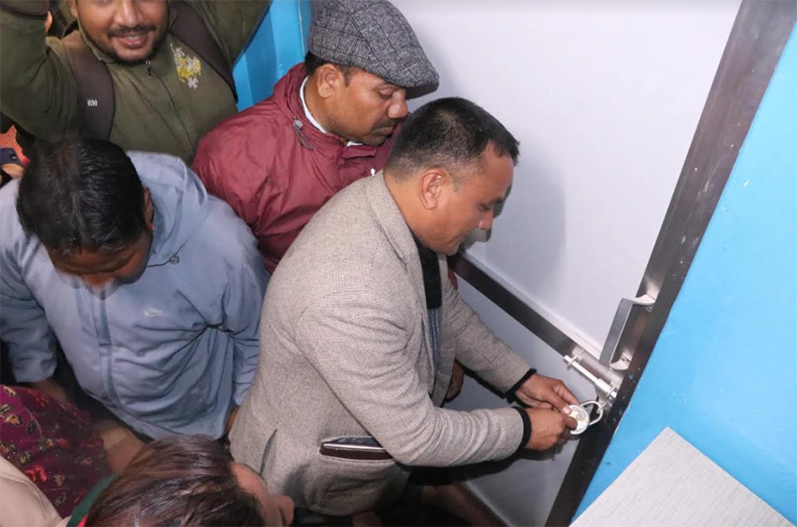 वडाध्यक्षले लगाए नगर प्रमुख र प्रमुख प्रशासकीय अधिकृतको कार्यकक्षमा ताला