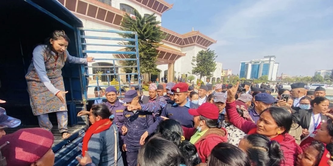 संसद् भवनमा लघुवित्त पीडित छिरेपछि इन्स्पेक्टरसहित ३२ जनालाई जिम्मेवारीबाट हटाइयो