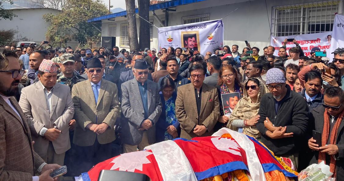 भक्तराजलाई श्रद्धाञ्जली दिन पुगे प्रधानमन्त्री प्रचण्ड र एमाले अध्यक्ष