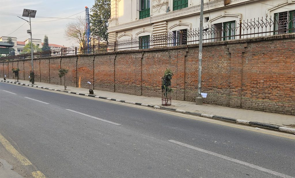 सिंहदरबार आसपास फुटपाथमा हिँड्न पनि निषेध