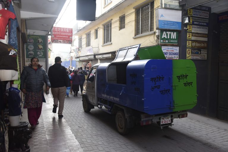 काठमाडौं महानगरमा फोहोर संकलन गर्न रङ्ग संकेत सहितको गाडी