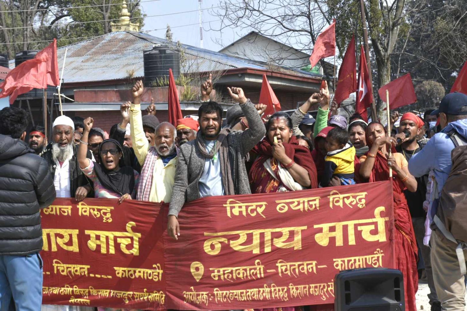 प्रधानमन्त्री र गृहमन्त्रीविरुद्ध नाराबाजी गर्दै बालुवाटार घेर्न अघि बढे मिटरब्याज पीडितहरु