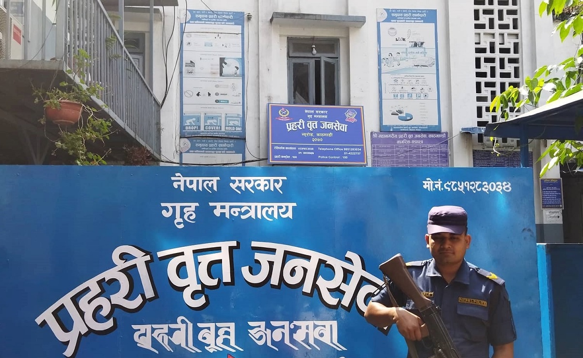 चक्कु प्रहार गरेर फरार भएका ‘टोले गुण्डा’ बब शर्माले गरे प्रहरीमा आत्मसमर्पण